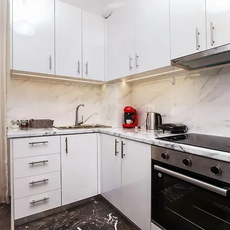 Renovated Apt-3min From Metro Station Apartment *